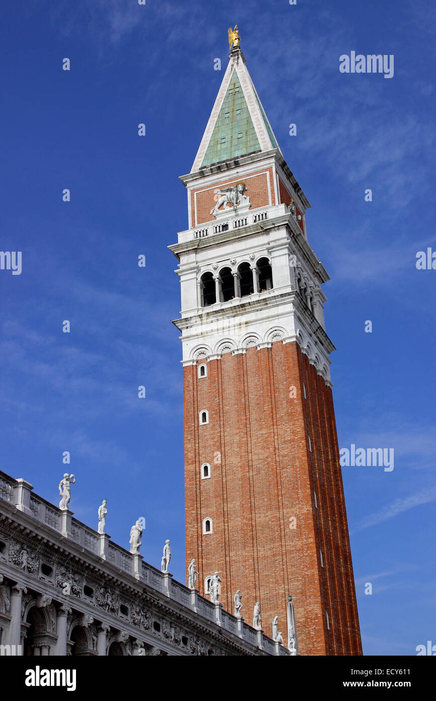 Campanile und Statuen auf der Biblioteca Marciana Gebäude, Markusplatz, Venedig, Veneto, Italien Stockfoto