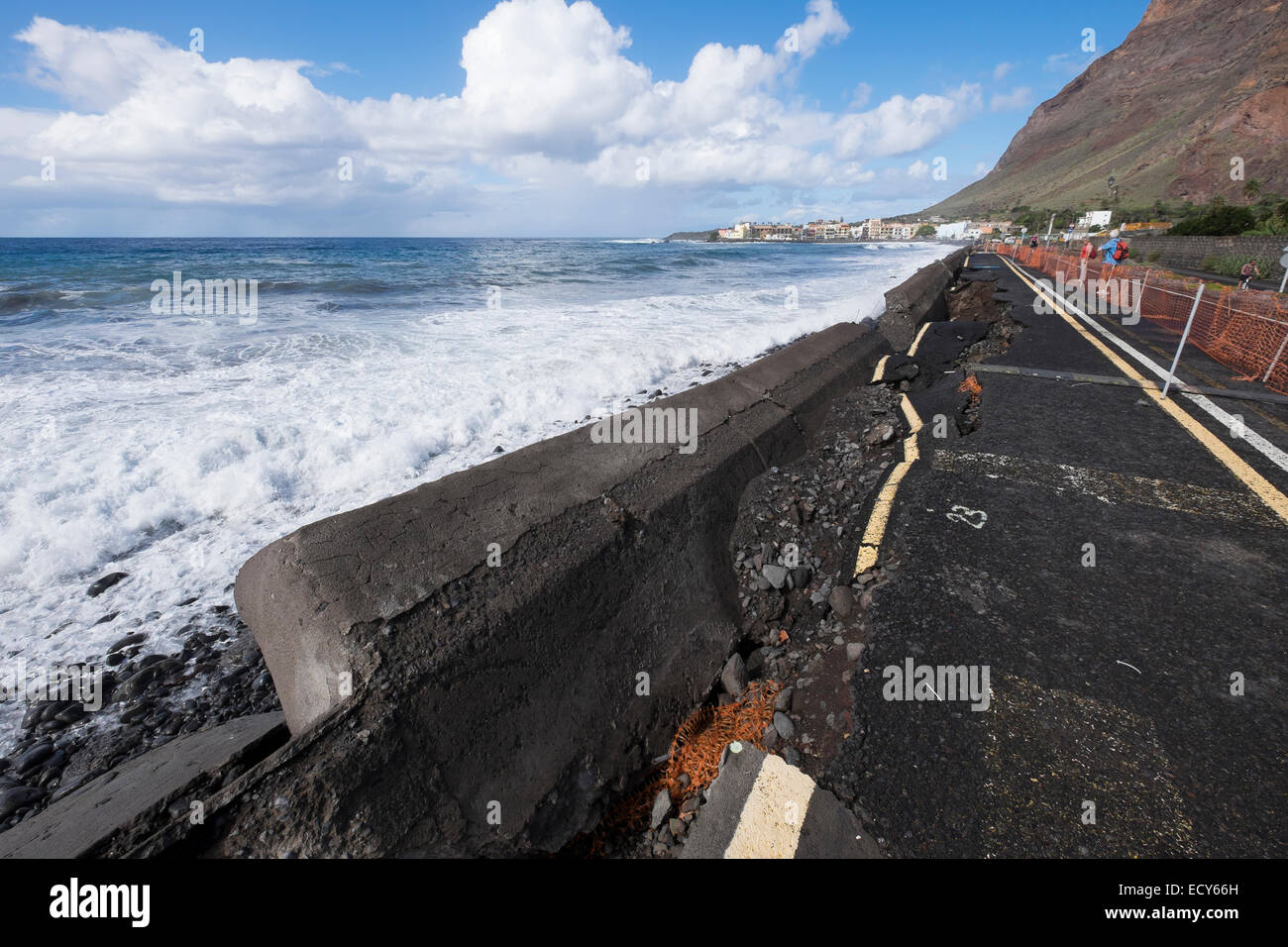 Straßenschäden verursacht durch Meeresbrandung, Valle Gran Rey, La Gomera, Kanarische Inseln, Spanien Stockfoto