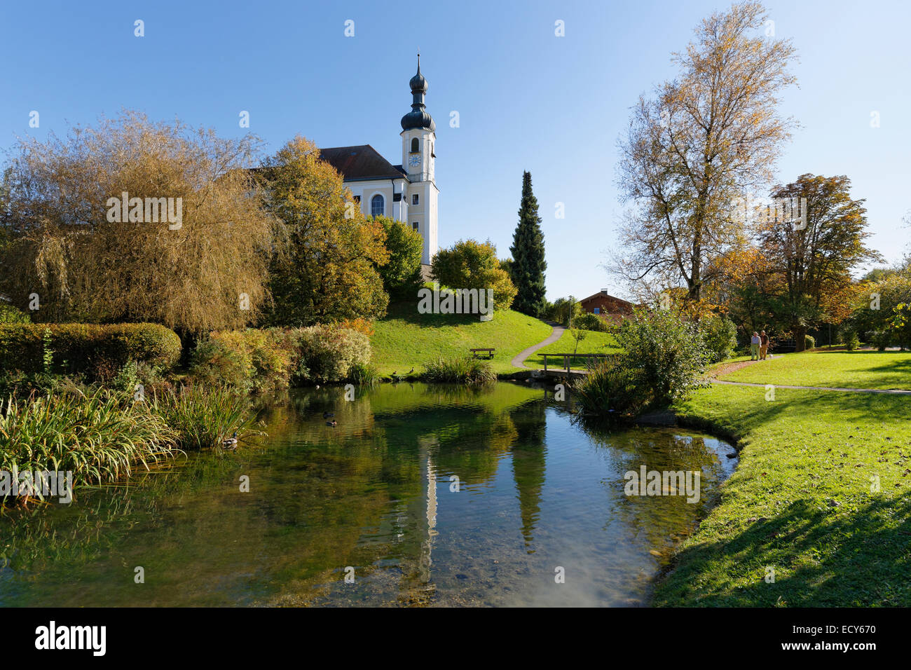 Pfarrei Kirche und Dorf Teich, Breitbrunn bin Chiemsee, Chiemgau, Upper Bavaria, Bavaria, Germany Stockfoto