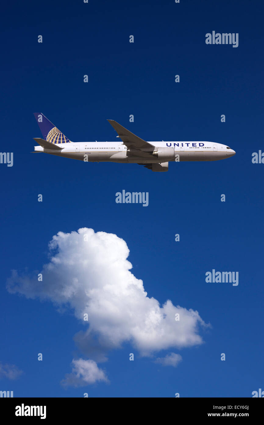 United Airlines Boeing 777 im Flug Stockfoto