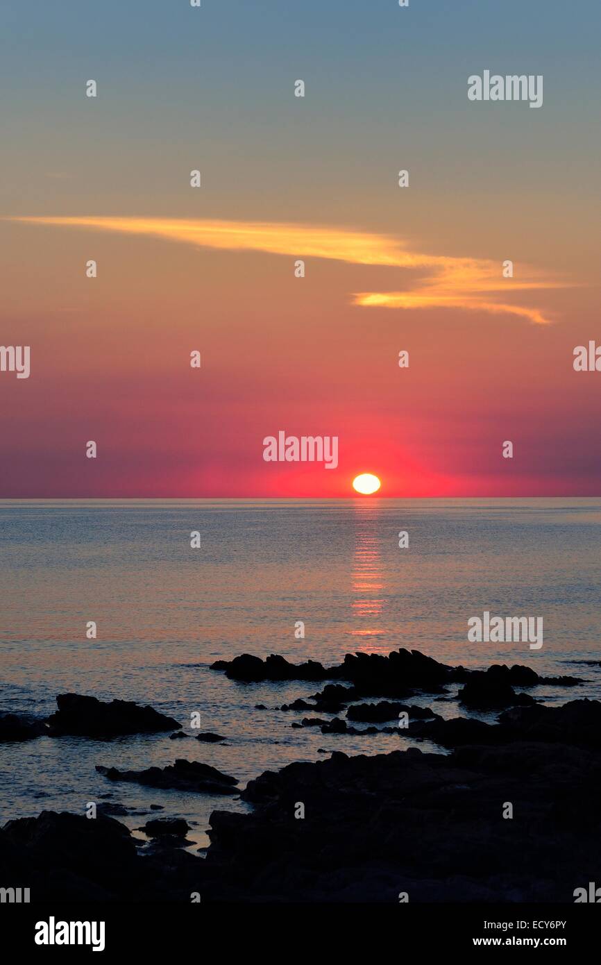 Sonnenuntergang über dem Meer, San Teodoro, Provinz von Olbia-Tempio, Sardinien, Italien Stockfoto