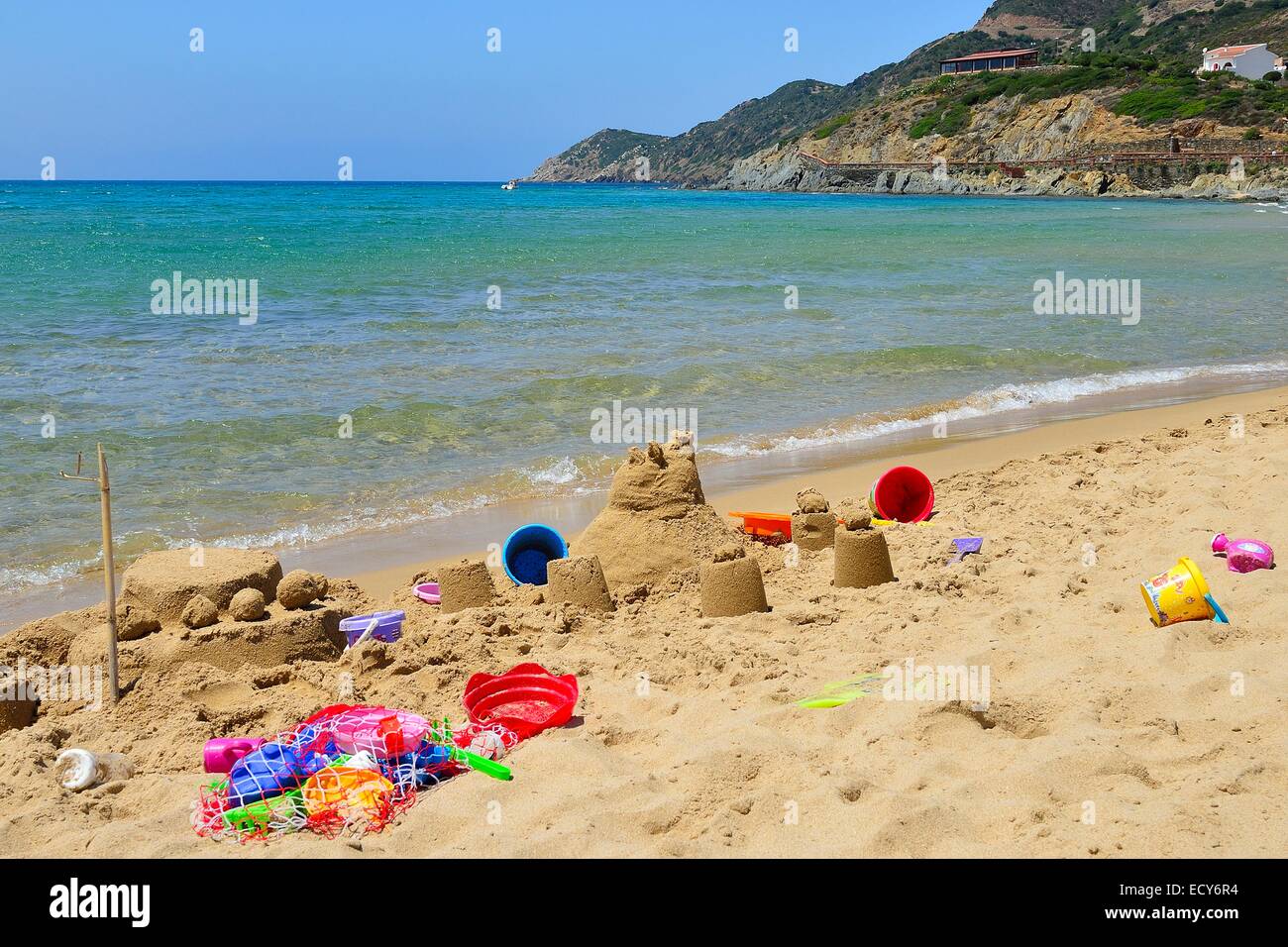 Schloss und Strand Sandspielzeug auf dem Strand, Portixeddu, Provinz Carbonia-Iglesias, Sardinien, Italien Stockfoto