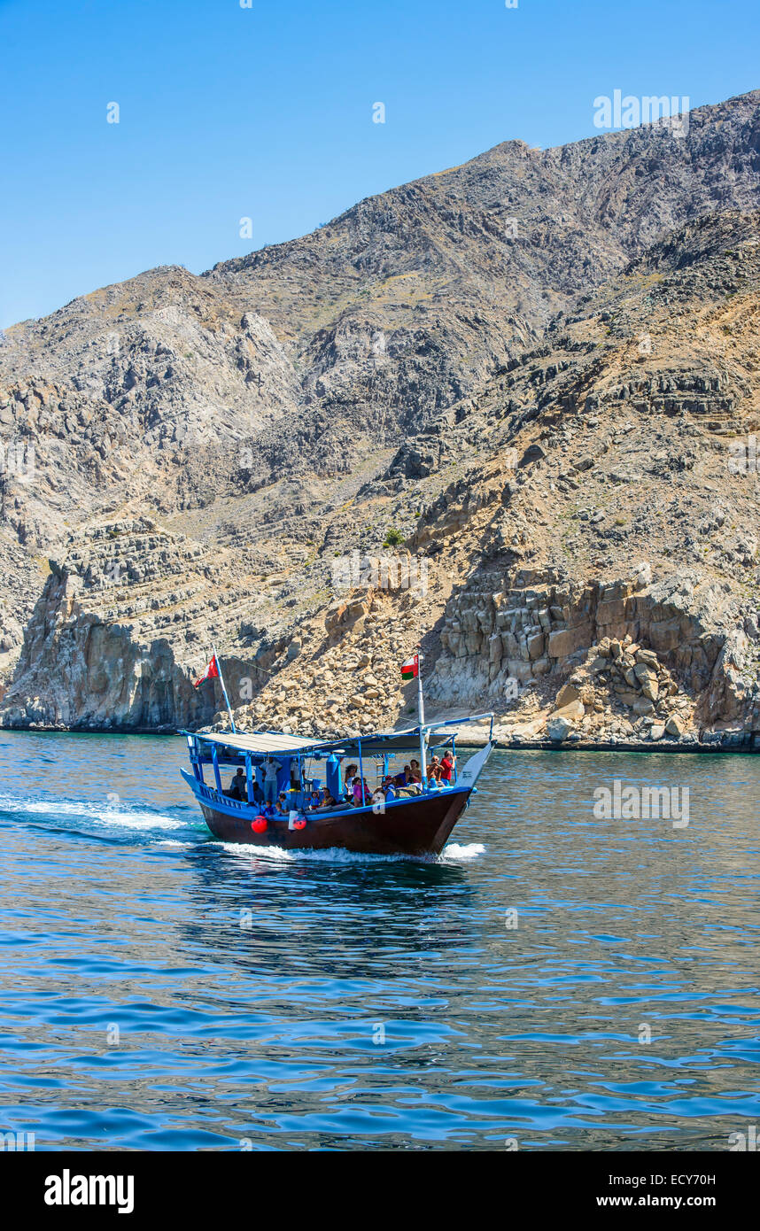 Touristenboot in Form von einer Dhau, Khor-Ash-Sham Fjord, Musandam, Oman Stockfoto