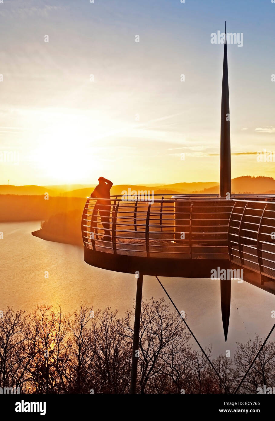 Aussichtsplattform Biggeblick mit einer Person am Sonnenuntergang, Biggesee Vorratsbehälter, Attendorn, Sauerland, Nordrhein-Westfalen, Deutschland Stockfoto