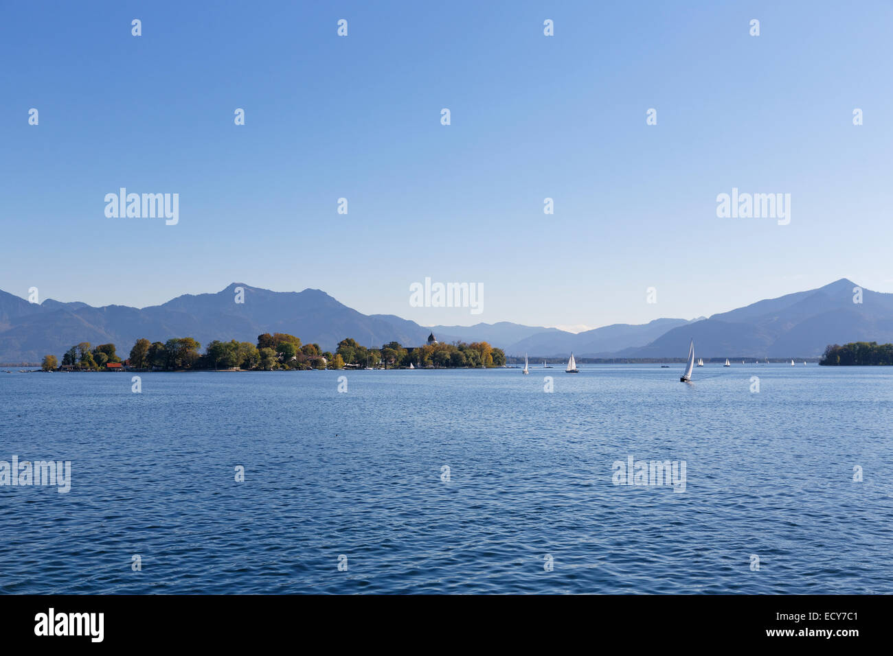 See-Chiemsee mit Fraueninsel Insel, hinter der Chiemgauer Alpen, Chiemgau, Upper Bavaria, Bavaria, Germany Stockfoto