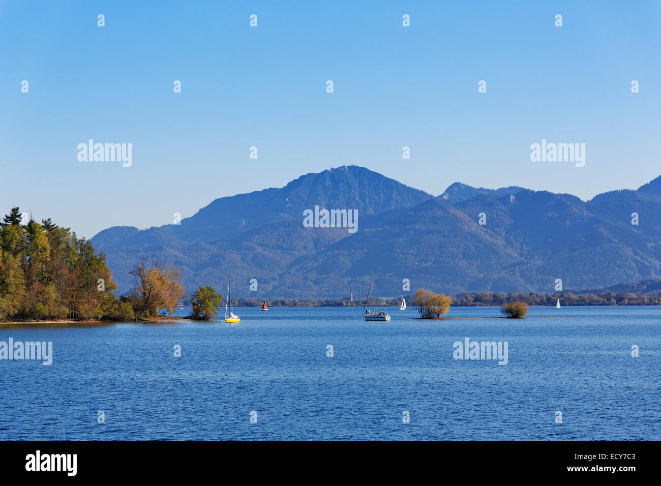 See-Chiemsee, verließ die Krautinsel, hinter der Hochfelln, Chiemgau, Upper Bavaria, Bavaria, Germany Stockfoto
