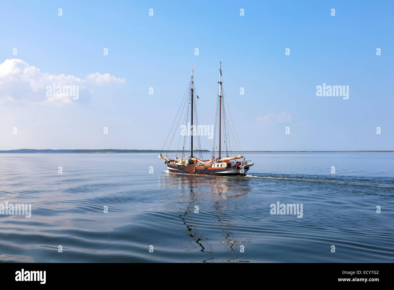 Flachboot, Segelschiff in der Lagune Barther Bodden, Zingst, Fischland-Darß-Zingst, Mecklenburg-Western Pomerania, Deutschland Stockfoto