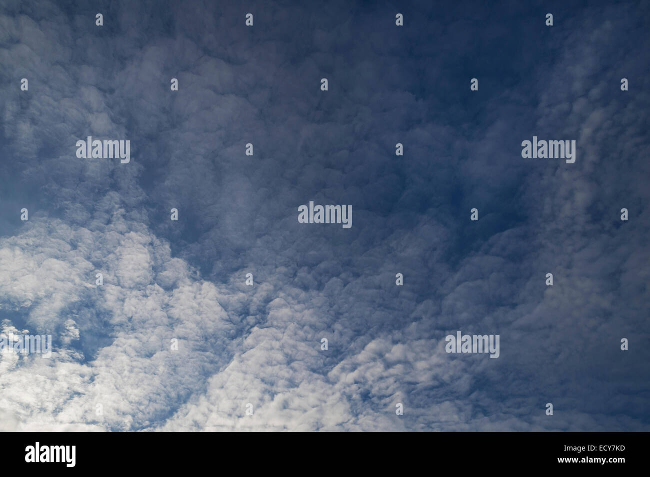 Schicht von Wolken aufgetürmt, Stratocumulus Wolken Stockfoto