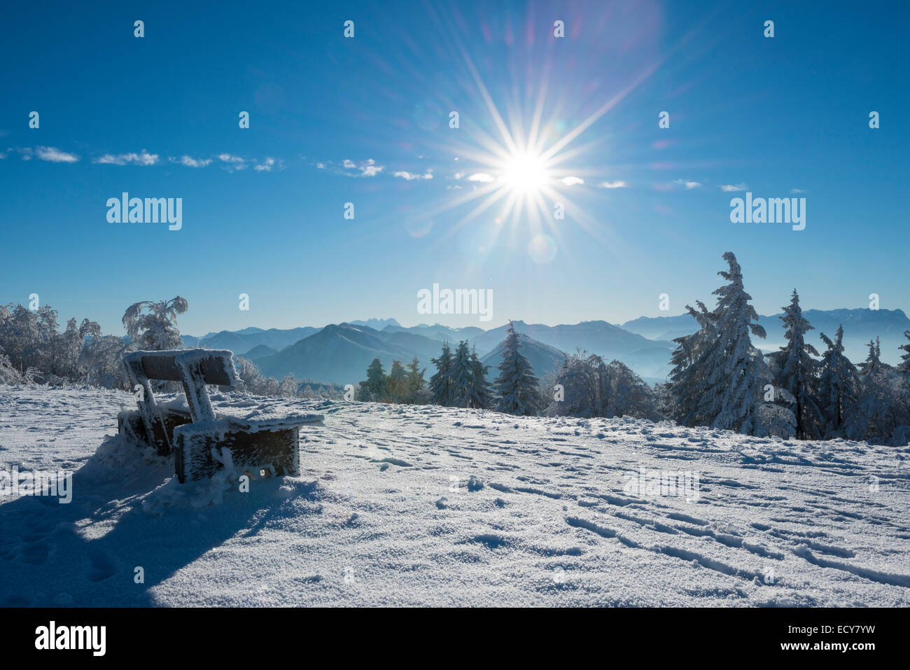 Winter-Bank vor Alpen an einem sonnigen Tag, Gaisberg, Salzburg, Österreich Stockfoto