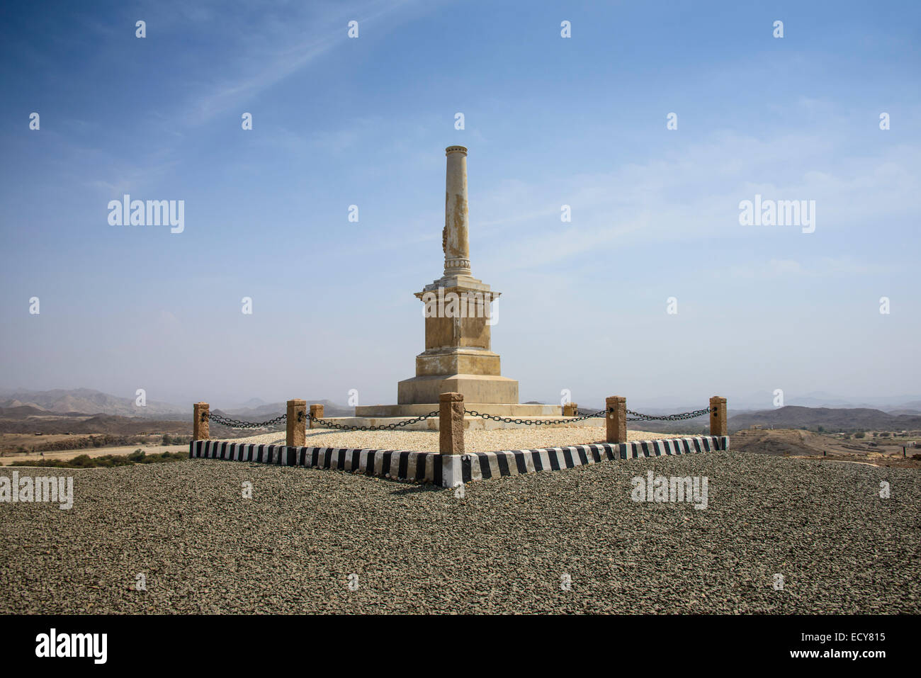 Denkmal für die erste Niederlage der weißen Menschen in Eritrea, entlang der Straße von Massawa, Asmarra, Eritrea Stockfoto