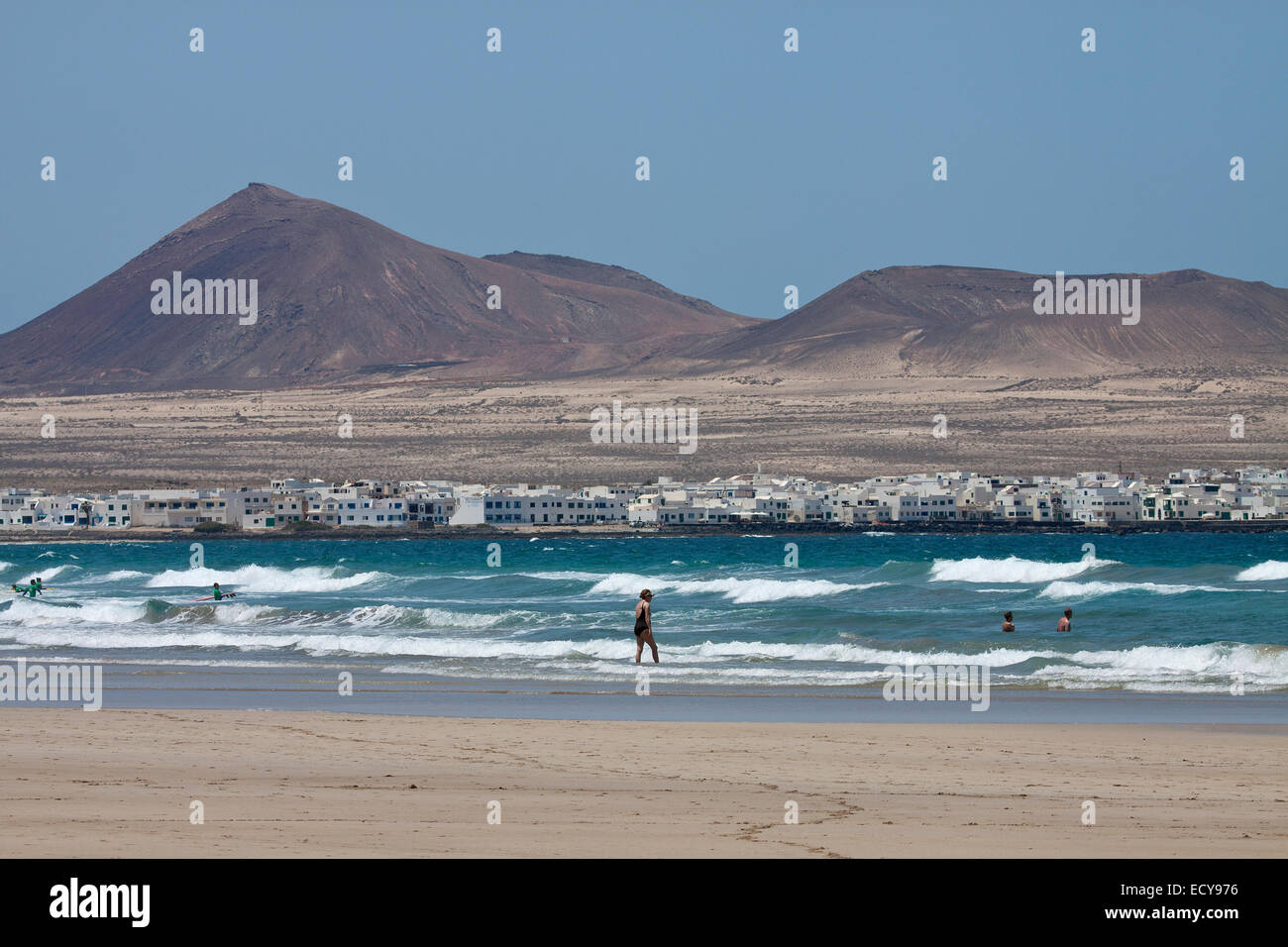 Strand Playa de Famara, Ansichten von La Caldera Calaeta und Leichtmetall, Lanzarote, Kanarische Inseln, Spanien Stockfoto