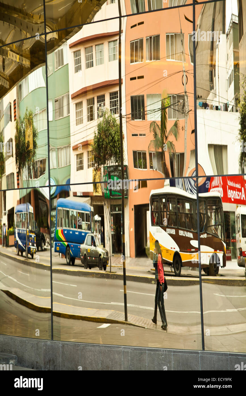 Verzerrten Reflexionen der Straßenszene in gebräunten Hotelfenster, Lima, Peru. Stockfoto