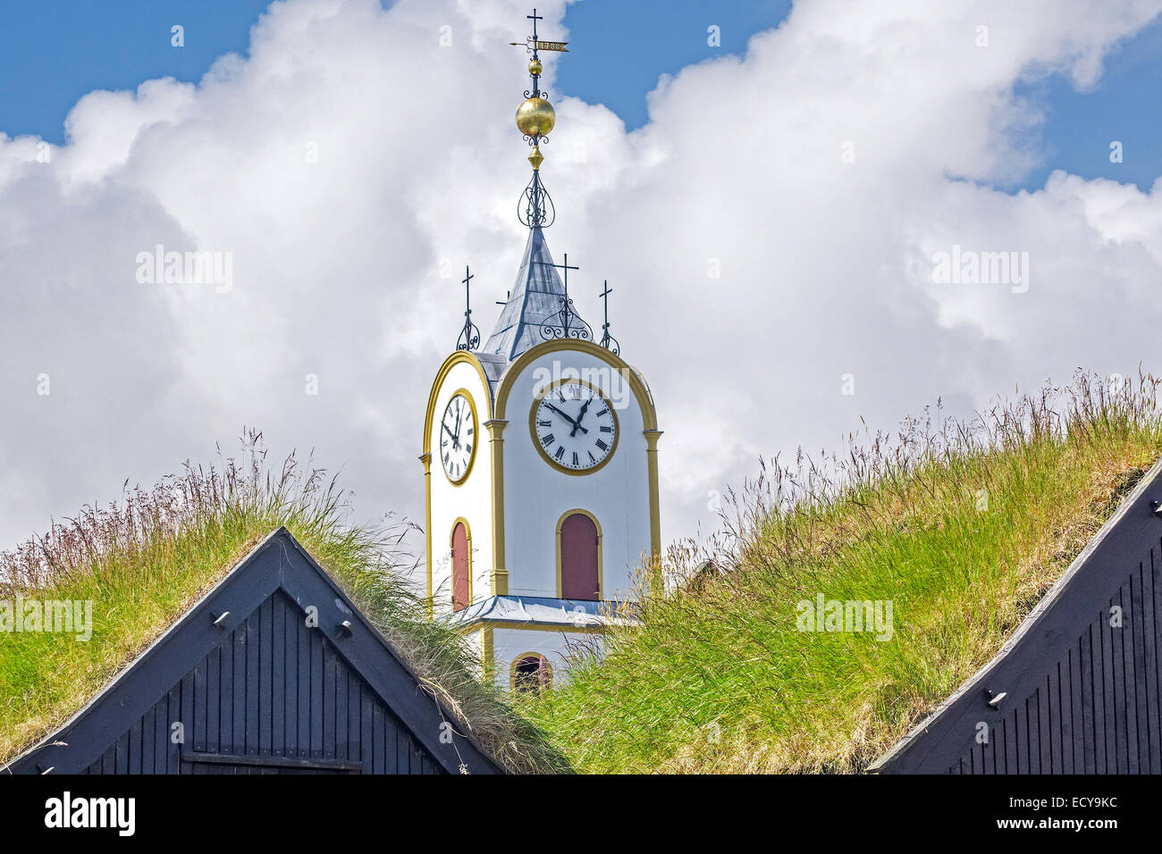 Kirche hinter dem Rasen überdacht beherbergt Tórshavn, Färöer-Inseln Stockfoto