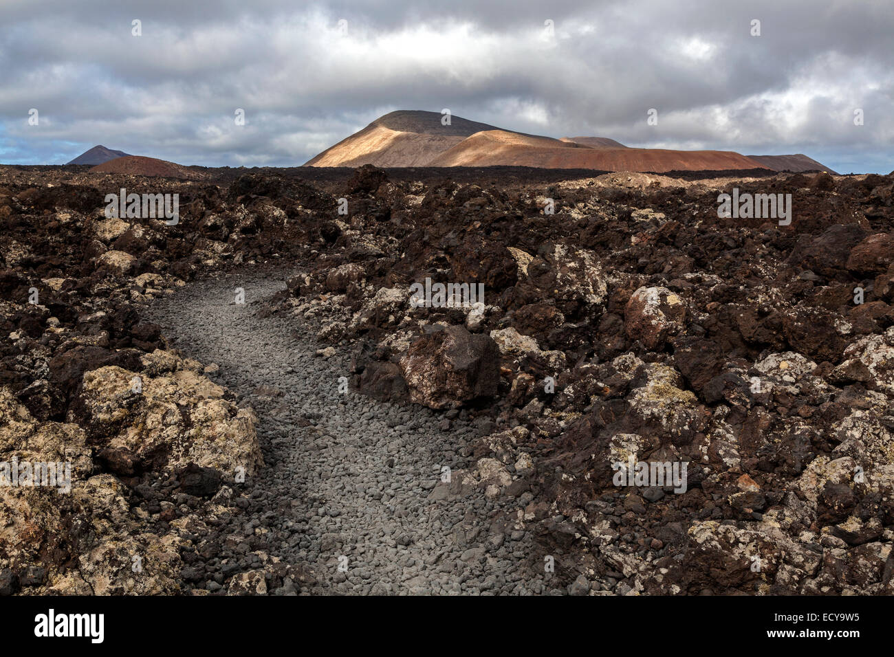 Weg durch eine Lava Feld, vulkanische Landschaft, Feuer Berge, Vulkane, Vulkan Caldera Blanca auf der Rückseite, Lanzarote Stockfoto
