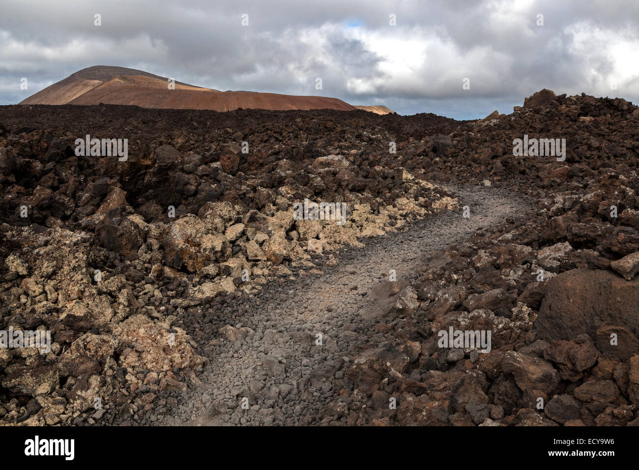 Weg durch eine Lava Feld, vulkanische Landschaft, Feuer Berge, Vulkane, Vulkan Caldera Blanca auf der Rückseite, Lanzarote Stockfoto