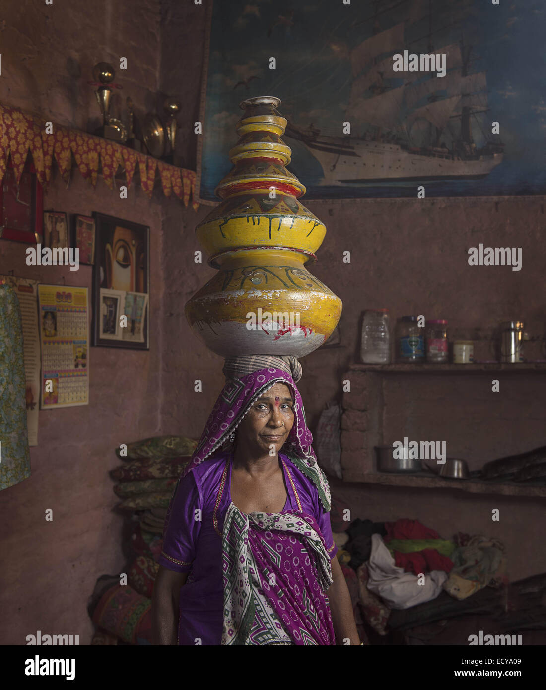 Porträts von Straßenkünstlern von The Kathputli Kolonie Kathputli ist als die größte Gemeinde der Straßenkünstler in der Welt einzigartig. Obwohl die Kolonie befindet sich in Shadipur Depot von Delhi, nur 6,5 Hektar umfasst nennen rund 3000 Rajasthani Familien es nach Hause. Zauberer, Schlangenbeschwörer, Akrobaten, Sänger, Tänzer, Schauspieler, Musiker traditionelle Heiler und die berühmten Puppenspieler Darsteller der Gegend ihren Namen gab. Die bürgerliche Körper, der besitzt das Land, die Delhi Development Authority (DDA), kündigten kontrovers, diesen besonderen Ort zu zerstören, um Luxus f zu bauen Stockfoto