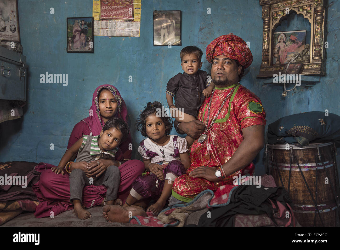 Porträts von Straßenkünstlern von The Kathputli Kolonie Kathputli ist als die größte Gemeinde der Straßenkünstler in der Welt einzigartig. Obwohl die Kolonie befindet sich in Shadipur Depot von Delhi, nur 6,5 Hektar umfasst nennen rund 3000 Rajasthani Familien es nach Hause. Zauberer, Schlangenbeschwörer, Akrobaten, Sänger, Tänzer, Schauspieler, Musiker traditionelle Heiler und die berühmten Puppenspieler Darsteller der Gegend ihren Namen gab. Die bürgerliche Körper, der besitzt das Land, die Delhi Development Authority (DDA), kündigten kontrovers, diesen besonderen Ort zu zerstören, um Luxus f zu bauen Stockfoto