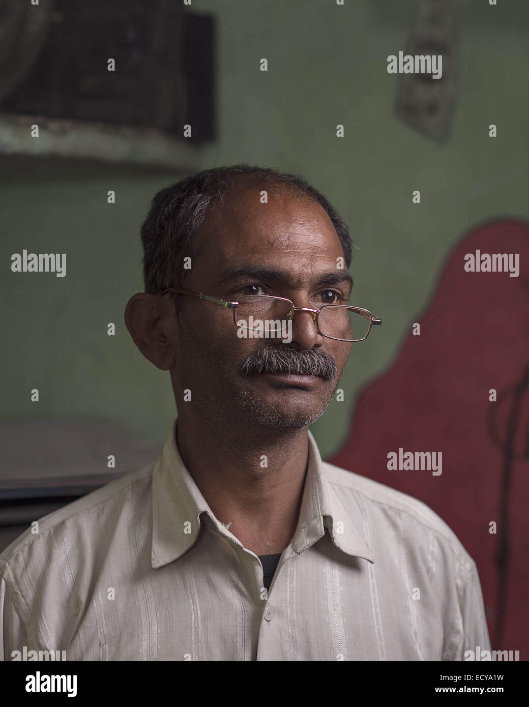 Porträts von Straßenkünstlern von The Kathputli Kolonie Kathputli ist als die größte Gemeinde der Straßenkünstler in der Welt einzigartig. Obwohl die Kolonie befindet sich in Shadipur Depot von Delhi, nur 6,5 Hektar umfasst nennen rund 3000 Rajasthani Familien es nach Hause. Zauberer, Schlangenbeschwörer, Akrobaten, Sänger, Tänzer, Schauspieler, Musiker traditionelle Heiler und die berühmten Puppenspieler Darsteller der Gegend ihren Namen gab. Die bürgerliche Körper, der besitzt das Land, die Delhi Development Authority (DDA), kündigten kontrovers, diesen besonderen Ort zu zerstören, um Luxus f zu bauen Stockfoto