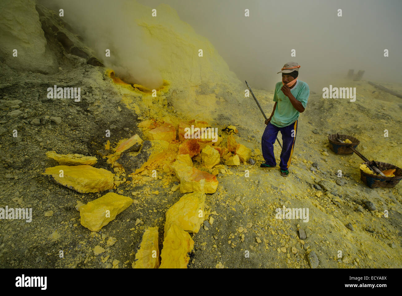 Schwefel-Bergleute der Kawah Ijen, Java, Indonesien Stockfoto