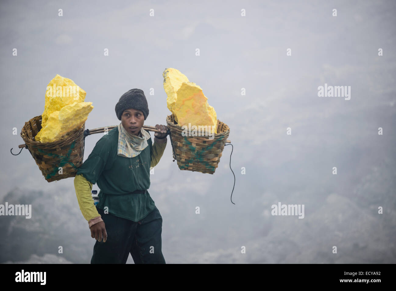 Schwefel-Bergleute der Kawah Ijen, Java, Indonesien Stockfoto
