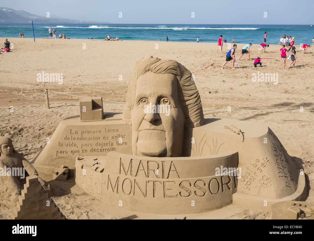 Sand sculputure von Maria Montessori, Italienische Ärztin und Pädagogin am Strand in Spanien Stockfoto