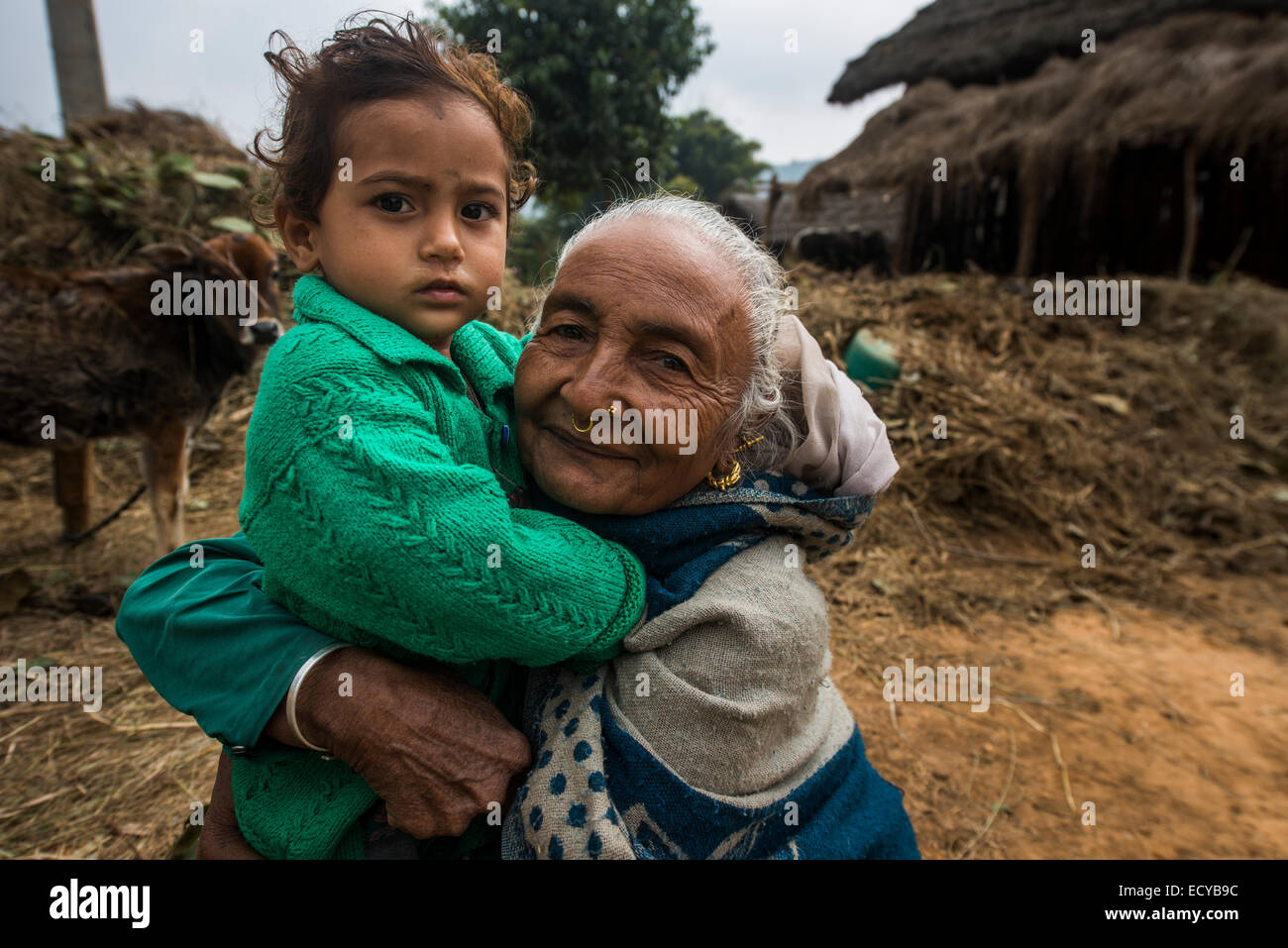 Großmutter und Enkelin in nepalesischen Dorf, Terai, Westnepal Stockfoto