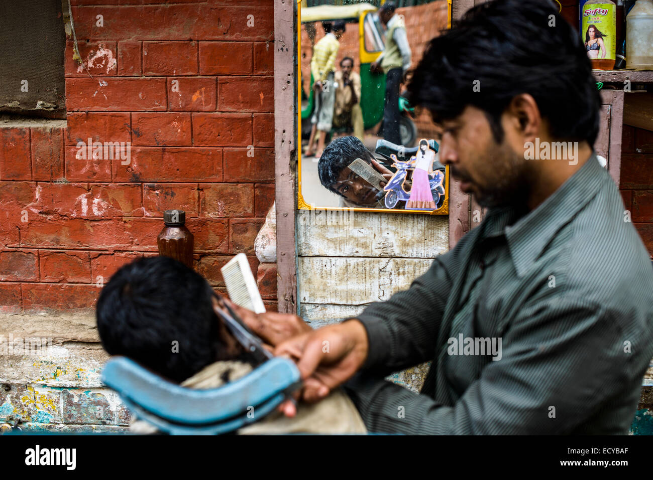 Straße Barbiere von Varanasi, Indien Stockfoto