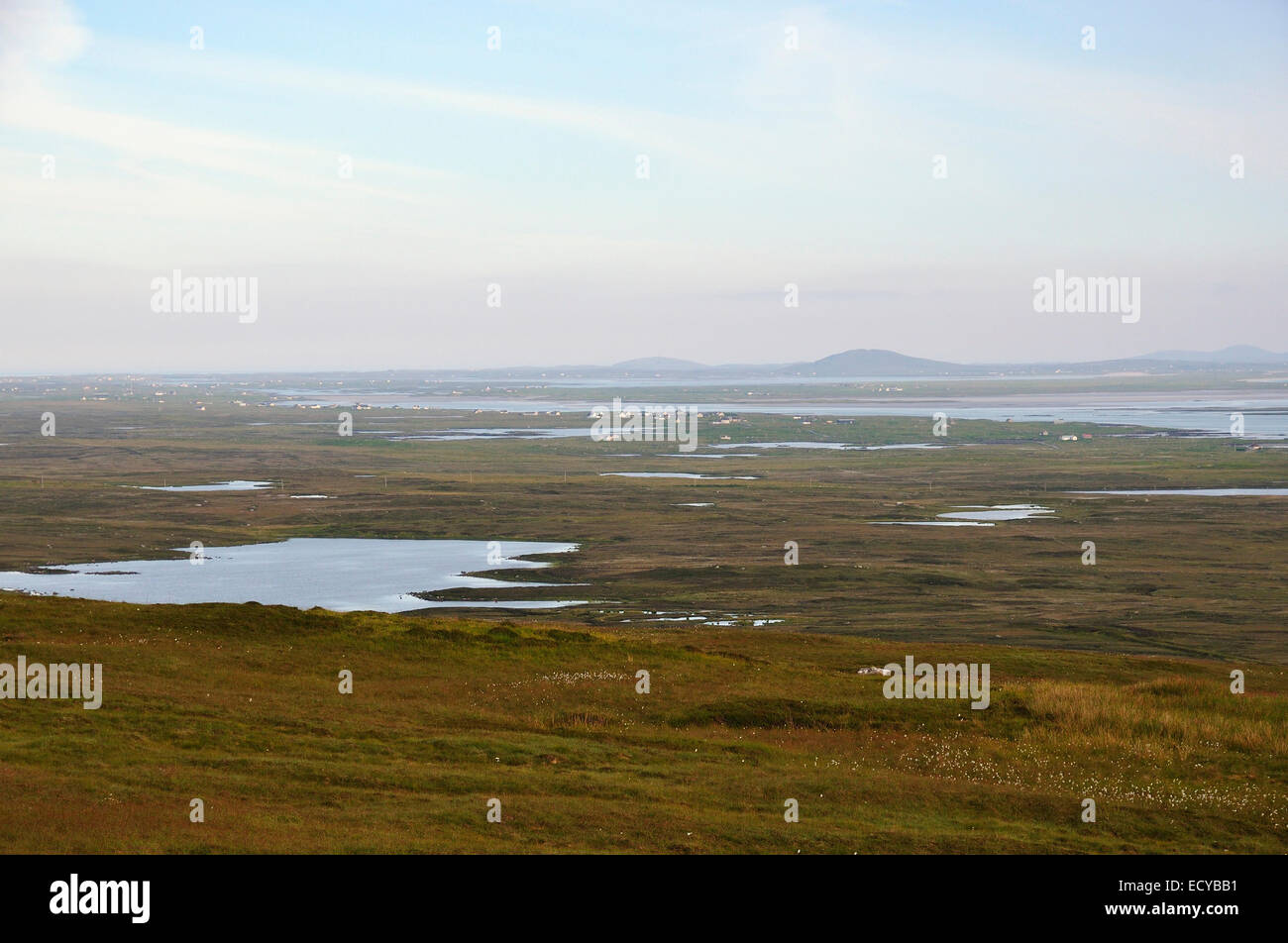 Blick vom Cleitreabhal Deas, Süd-Ost über Loch Steaphain, die Küstenregelungen Cladach Chireboist North Uist Stockfoto