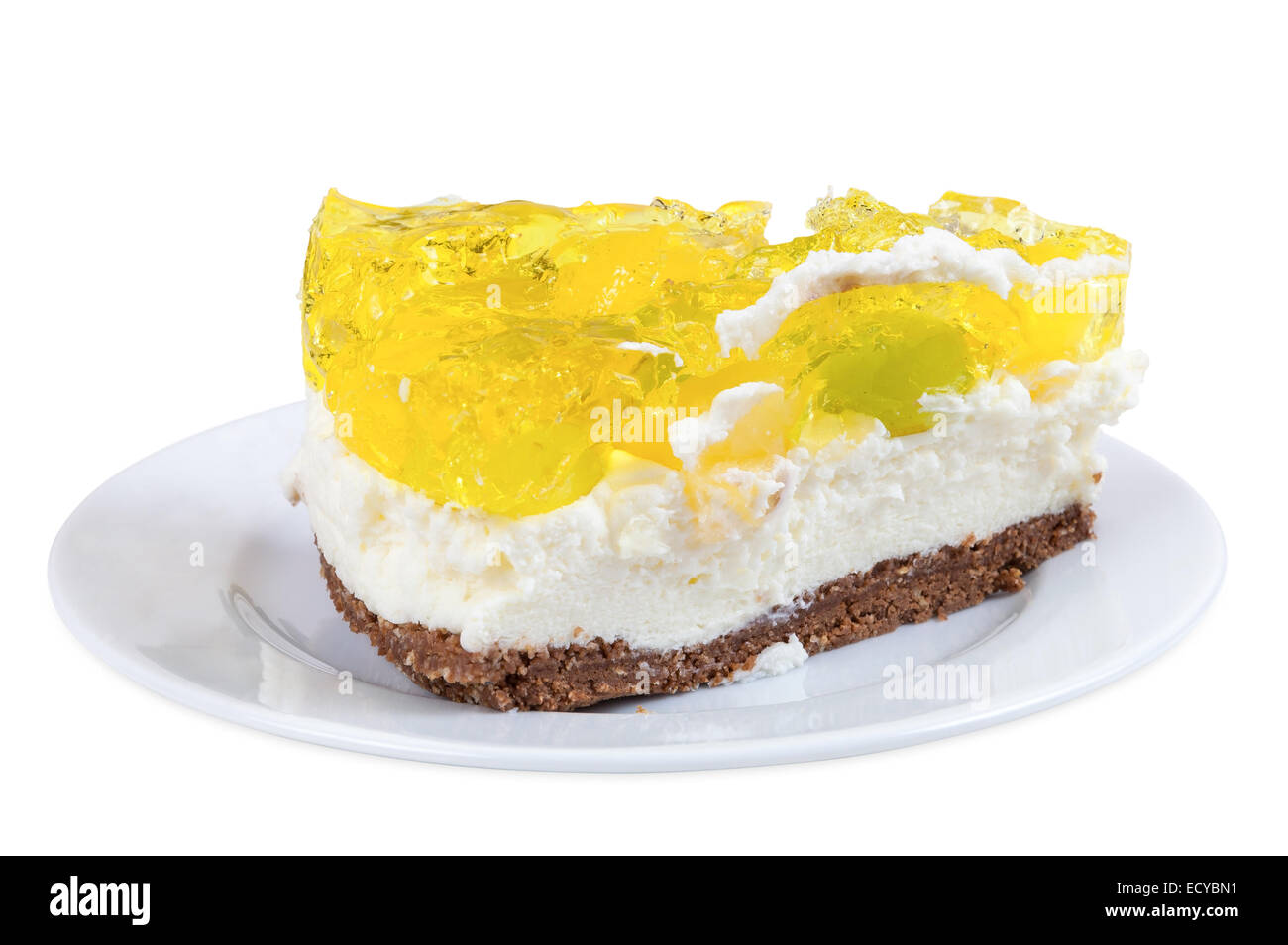 Stück Käsekuchen mit Gelee auf einen Teller isoliert auf weißem Hintergrund mit Beschneidungspfad Stockfoto