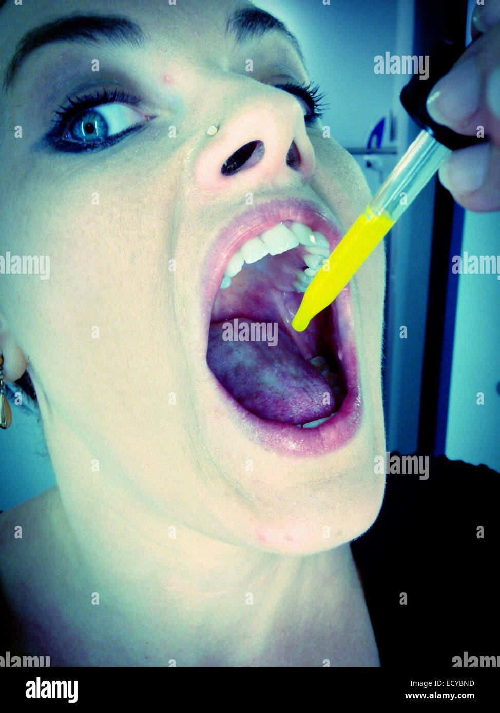 Kaukasische Frau, die die Alternativmedizin Tonikum - Smartphone-aufgenommenes Stockfoto