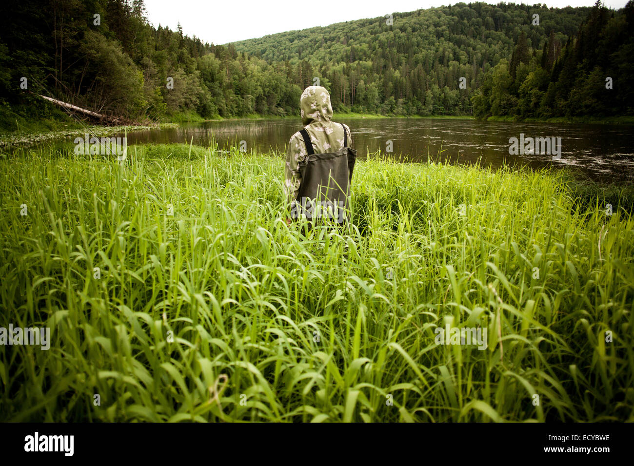 Mari Mann in waten Stiefel stehen in hohen Sumpfgras Stockfoto