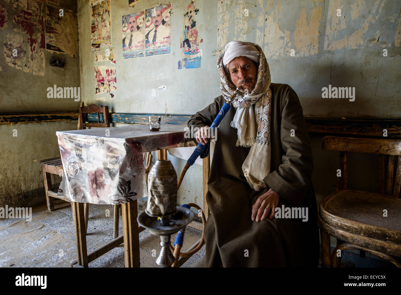 Mann in traditionellen Teehaus Rauchen Shisha, Ägypten Stockfoto