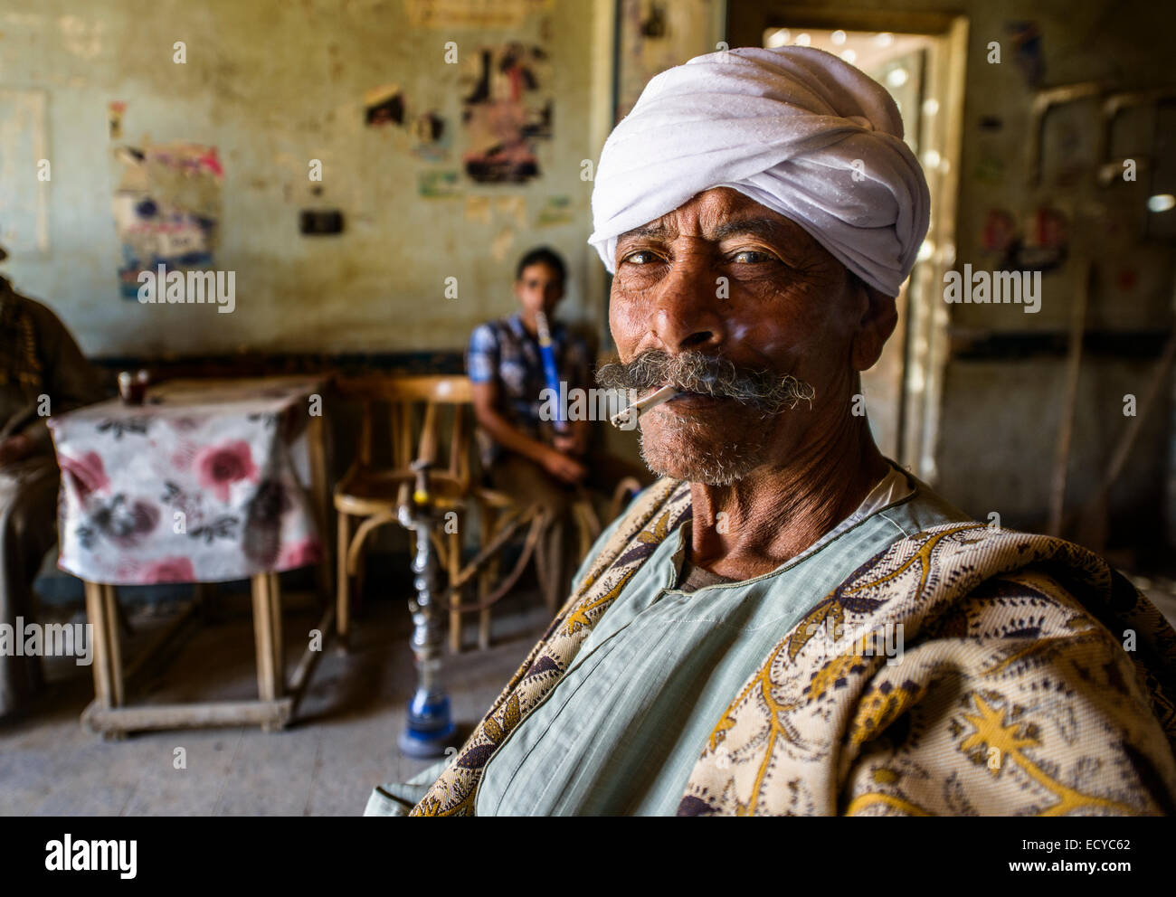 Männer in traditionellen Teehaus Rauchen Shisha, Ägypten Stockfoto