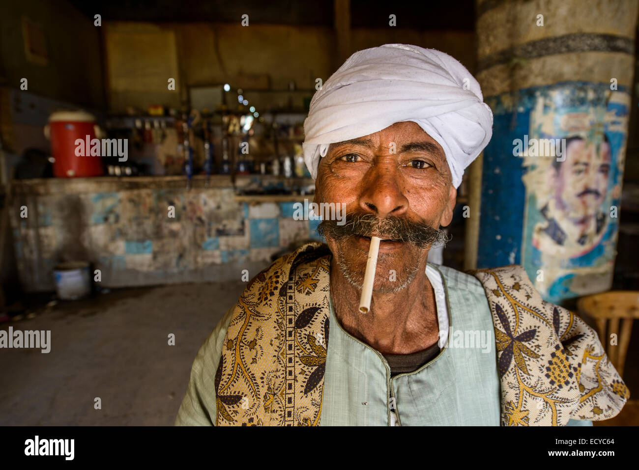 Mann in traditionellen Teehaus Rauchen Shisha, Ägypten Stockfoto