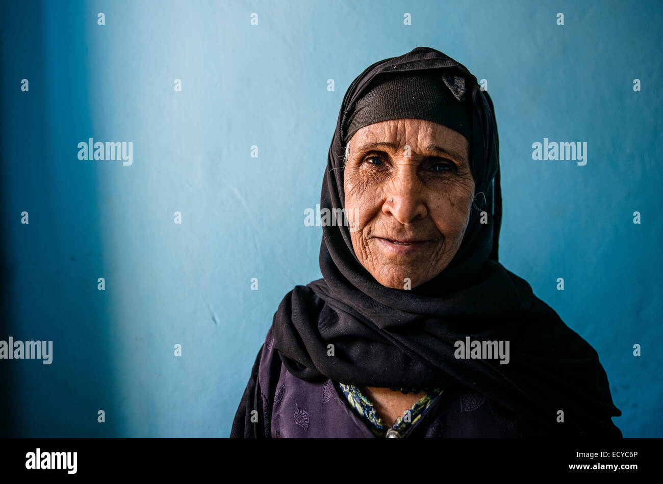 Alte Frau in ihrem traditionellen Haus, Ägypten Stockfoto
