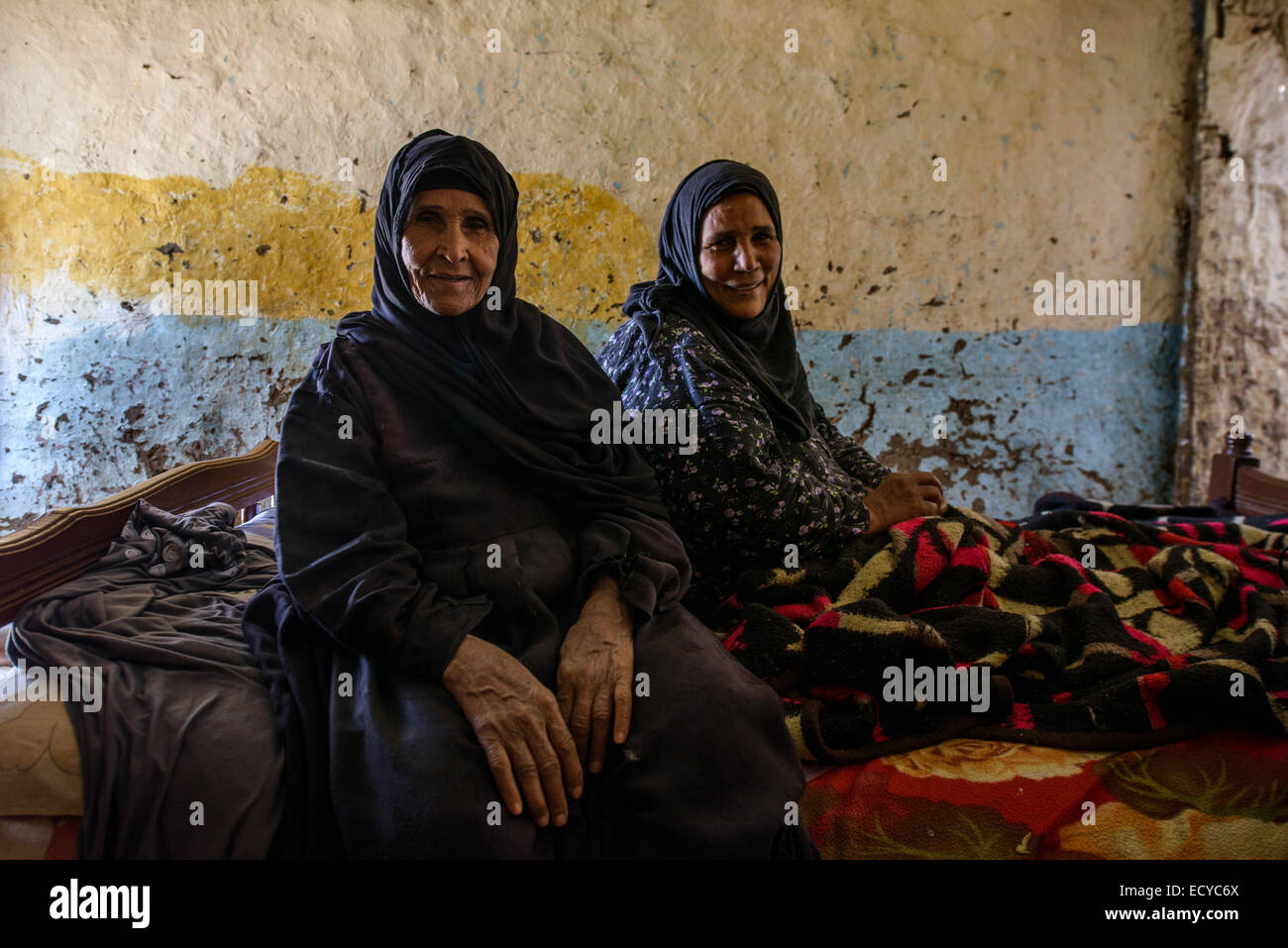 Mutter und Tochter in ihren traditionellen Haus, Ägypten Stockfoto