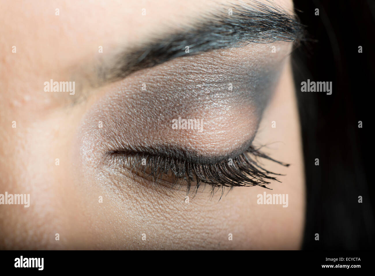 Nahaufnahme von Make-up auf Augenlid Hispanic Frau Stockfoto