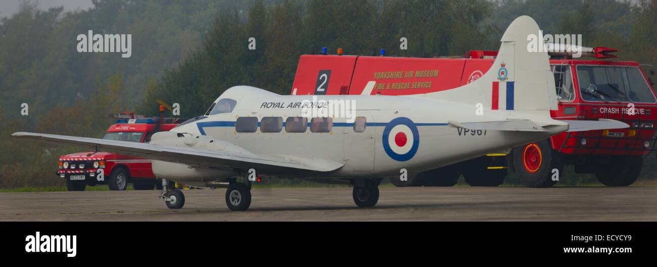 Devon Taube Flugzeuge Yorkshire Air Museum Air Live Taxi laufen Motoren laufen Stockfoto