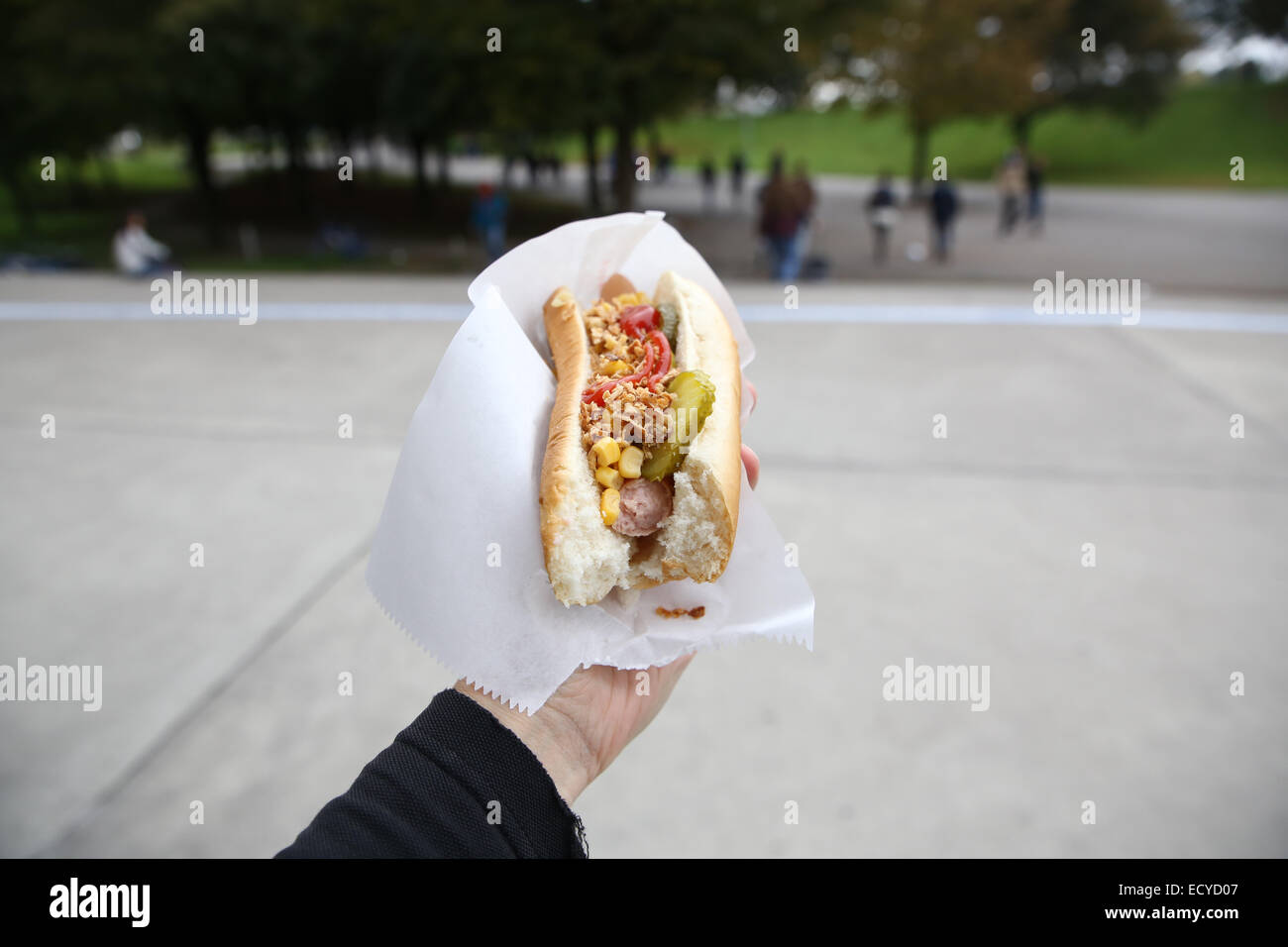hält heiße Hälfte dog Hotdog Europa Tourist Hand gegessen Stockfoto