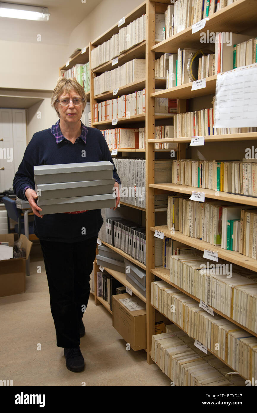 Alte Aufnahme Sound Archive auf Band und Festplatte, in Clitheroe Castle, Lancashire, UK gespeichert. Ms Carole Enwistle nach Redundanz wie die North West Sound Archiv nicht mehr in der Lage ist, als "going concern" und am 26. November 2014 fortzusetzen, die NWSA Rat die schwierige Entscheidung, die Organisation Anfang 2015 zu wickeln. Vereinbarungen werden die Sammlungen an den zuständigen lokalen Behörde Archiv Service wo Sie in kontrollierten klimatischen Bedingungen erhalten bleibt und hoffentlich wird zu gegebener Zeit für den Zugang der Öffentlichkeit zur Verfügung gestellt werden, zu übertragen. Stockfoto