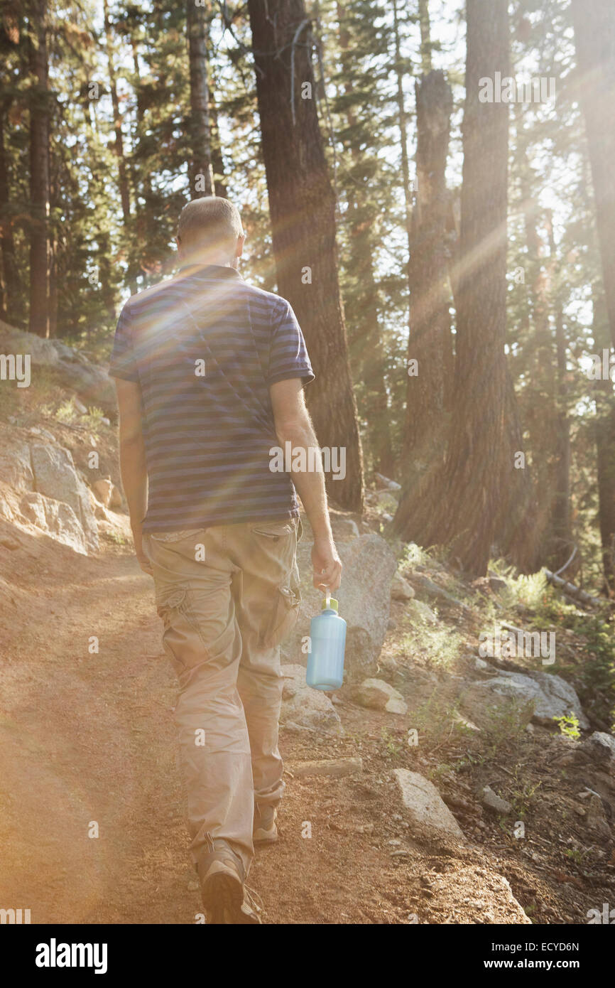 Mann auf Schmutz Trail im Wald wandern Stockfoto
