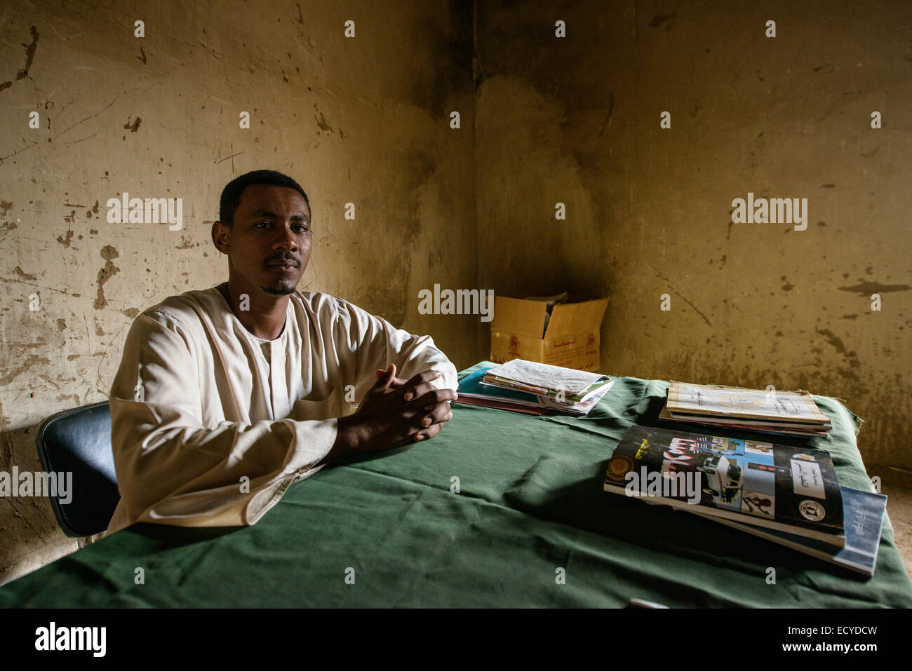 Lehrer einer Schule mitten in der Sahara Wüste, Sudan Stockfoto