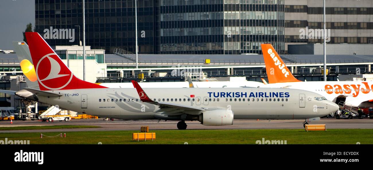 Turkish Airways Flugzeuge mit Easy Jet im Hintergrund Manchester Airport Stockfoto