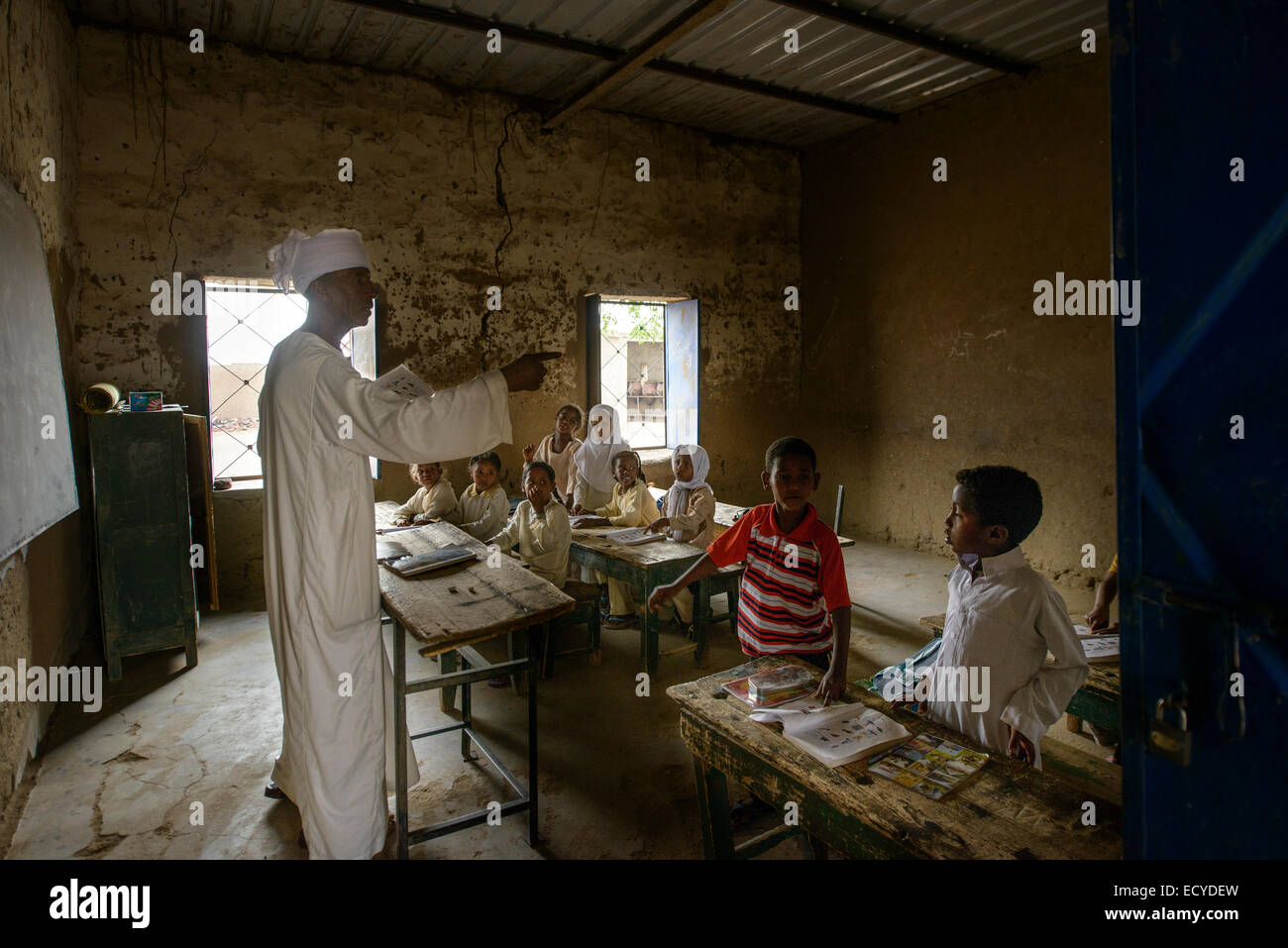 Kinder einer Schule in der Wüste Sahara, Sudan Stockfoto