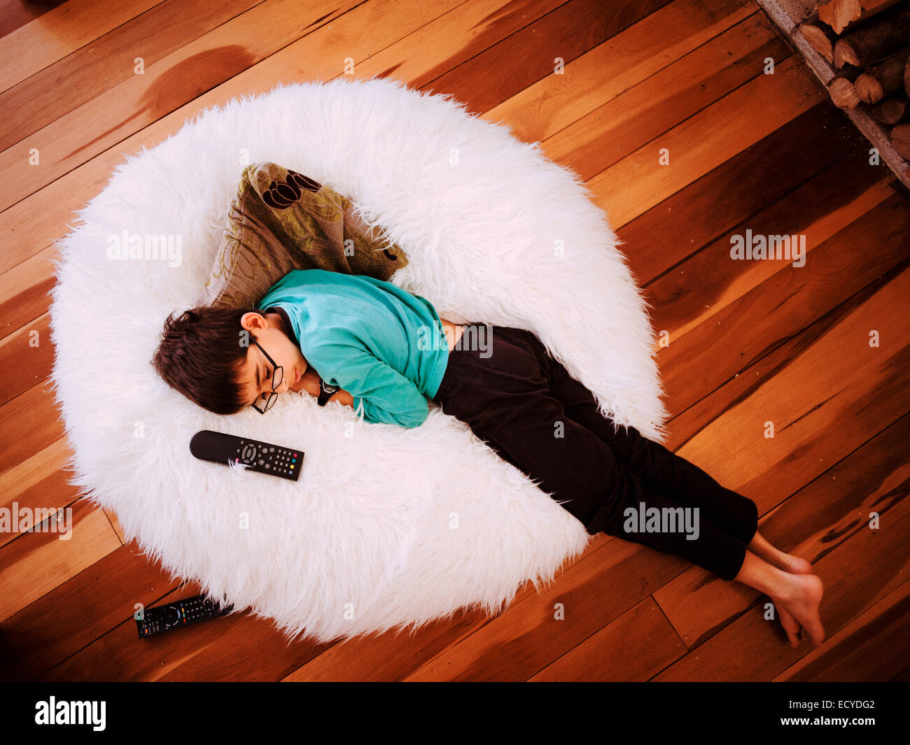 Gemischte Rassen Mädchen Nickerchen im Sitzsack Stockfoto