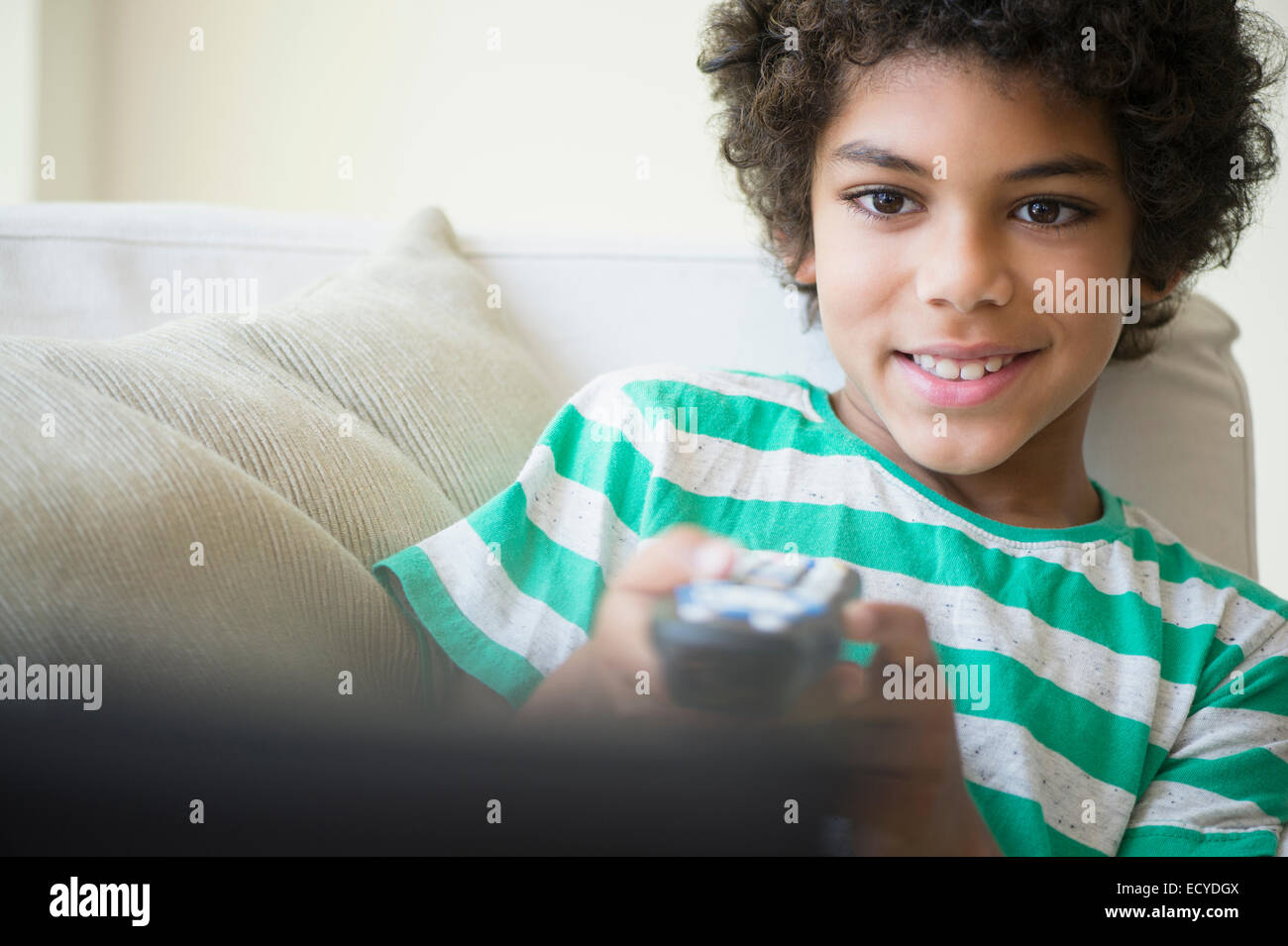 Gemischte Rassen junge vor dem Fernseher auf sofa Stockfoto