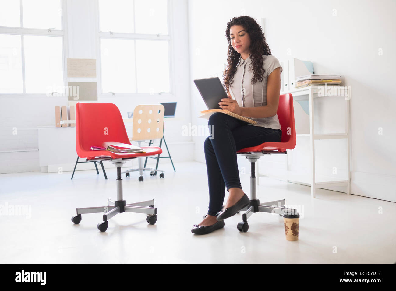 Gemischte Rassen Geschäftsfrau mit digital-Tablette in office Stockfoto