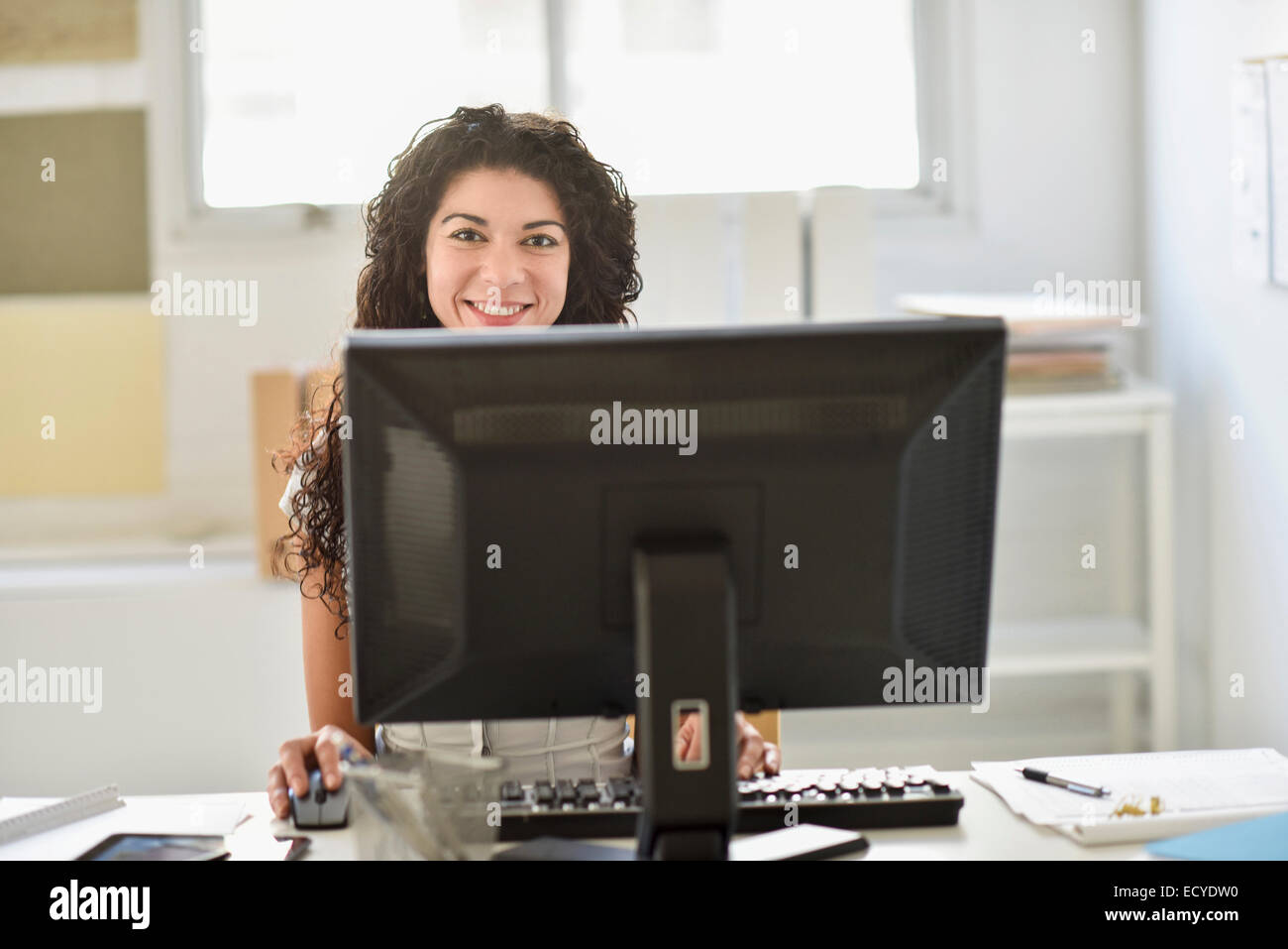 Gemischte Rassen Geschäftsfrau auf Computer am Schreibtisch im Büro arbeiten Stockfoto