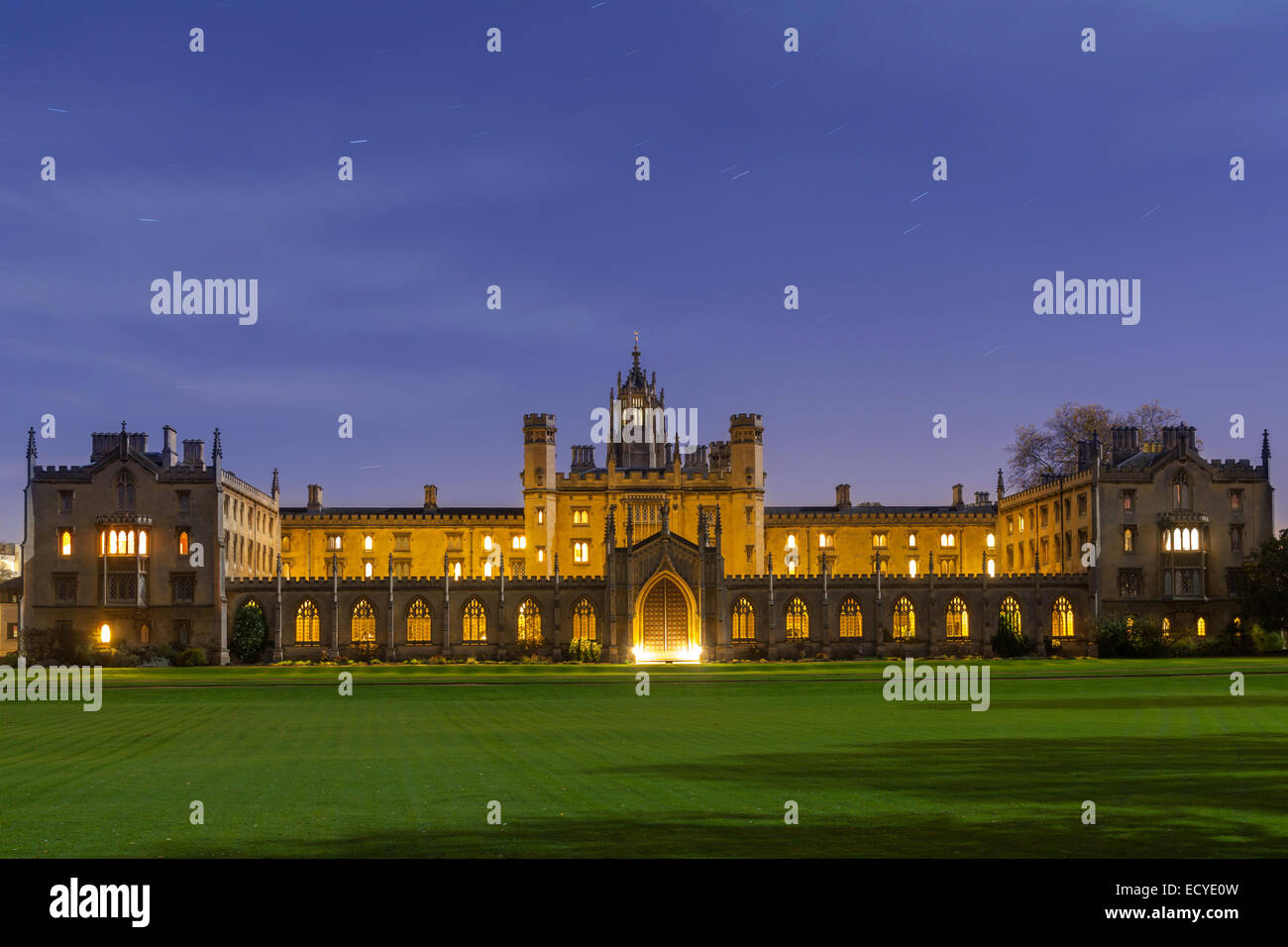 St. Johns College der Universität Cambridge in der Nacht Stockfoto