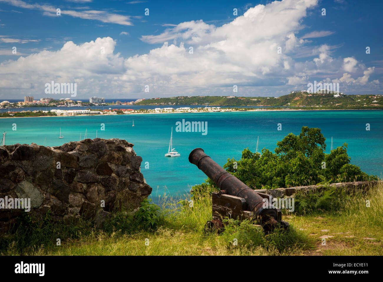 Fort Louis mit Blick auf die Marigot Bay, Marigot, St. Martin, West Indies Stockfoto
